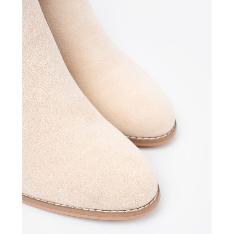 Shelvt Lätt beige stövlar på stolpen med en dekorativ klämma 1