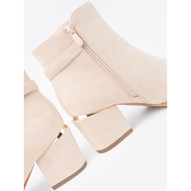 Shelvt Lätt beige stövlar på stolpen med en dekorativ klämma 2