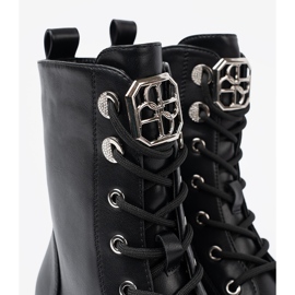 Shelvt Svarta snörda påsar med en metalldekoration 1