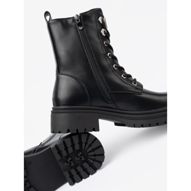 Shelvt Svarta snörda påsar med en metalldekoration 2