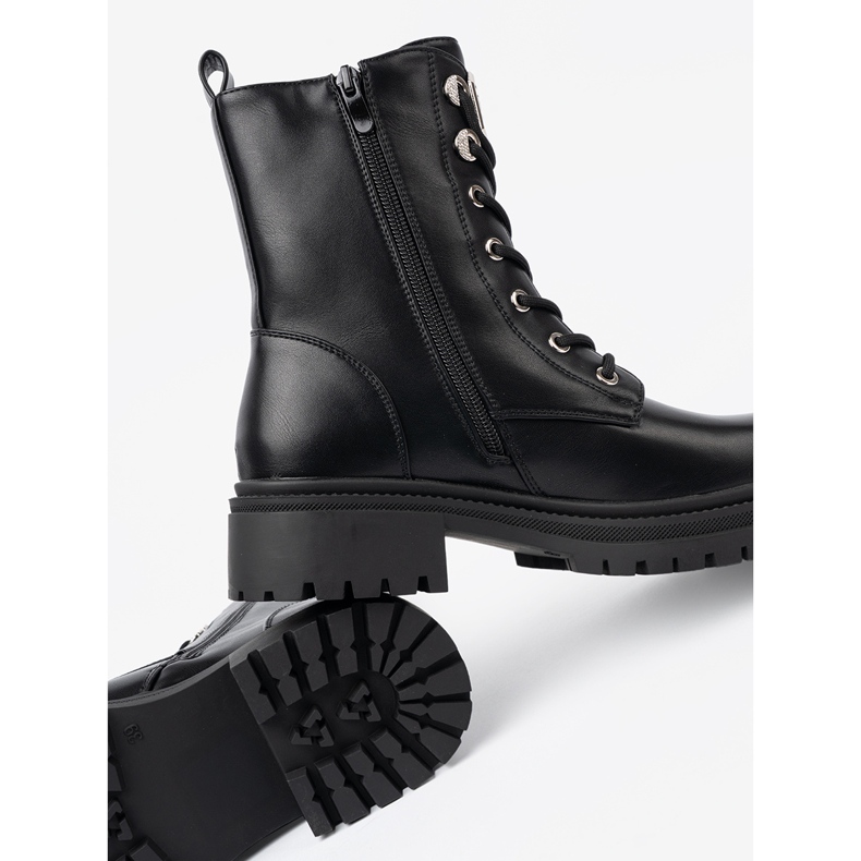 Shelvt Svarta snörda påsar med en metalldekoration 2