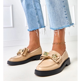 Beige loafers med en båge och teriwa björn 1