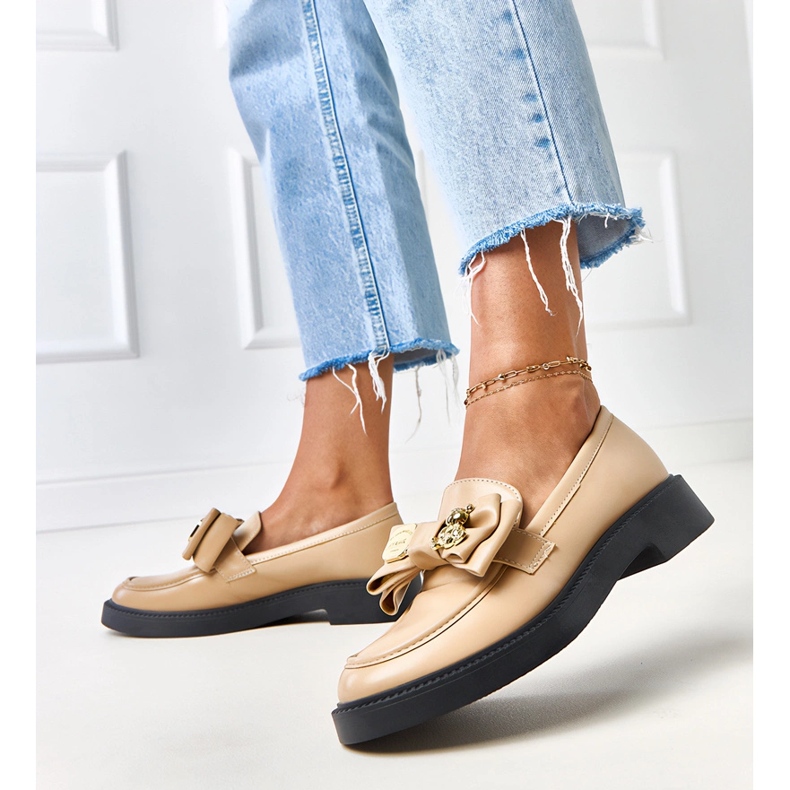 Beige loafers med en båge och teriwa björn 2