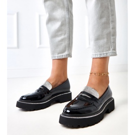 Svarta lackerade loafers dekorerade med laures zirkoner 1