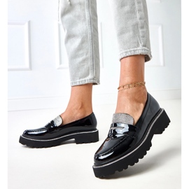 Svarta lackerade loafers dekorerade med laures zirkoner 2