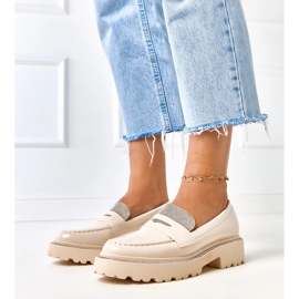 Beige lackerade loafers dekorerade med laures zirkoner 1