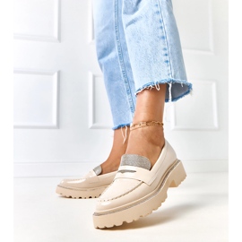 Beige lackerade loafers dekorerade med laures zirkoner 2