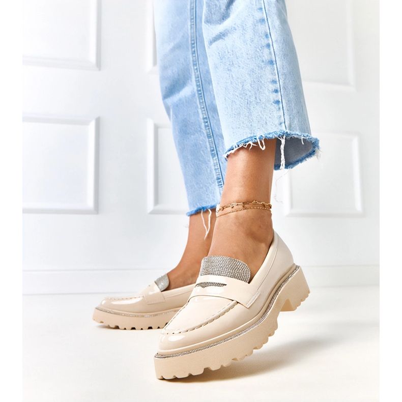 Beige lackerade loafers dekorerade med laures zirkoner 2