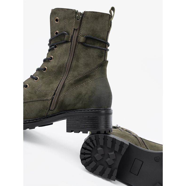 Shelvt Mörkgröna snörda arbetare med en låg häl 1