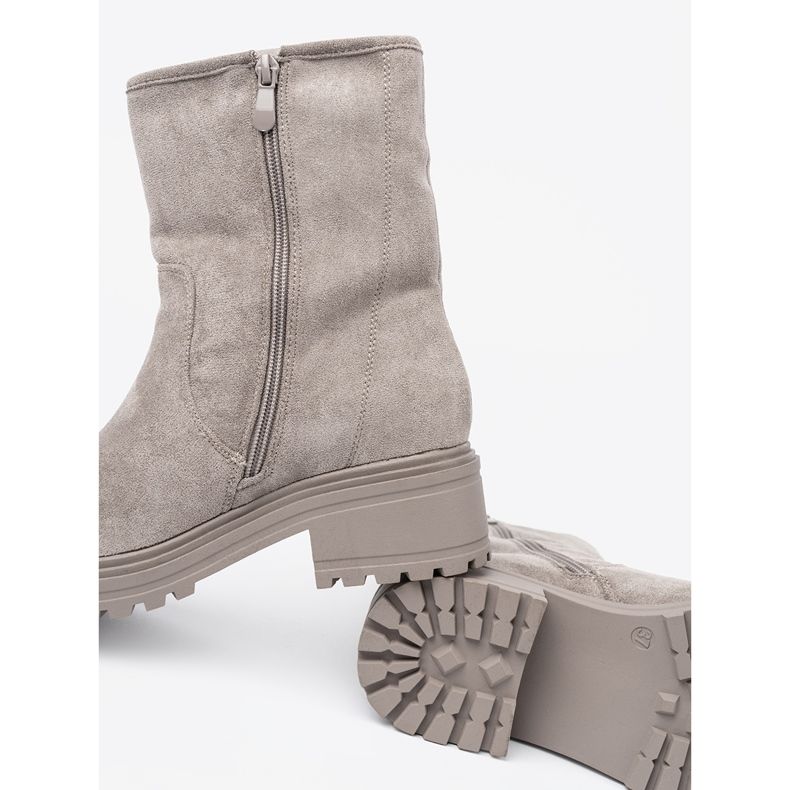 Shelvt Bekväma grå stövlar på en massiv sula 1