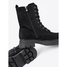 Shelvt Svarta snörda arbetare på en massiv sula 1