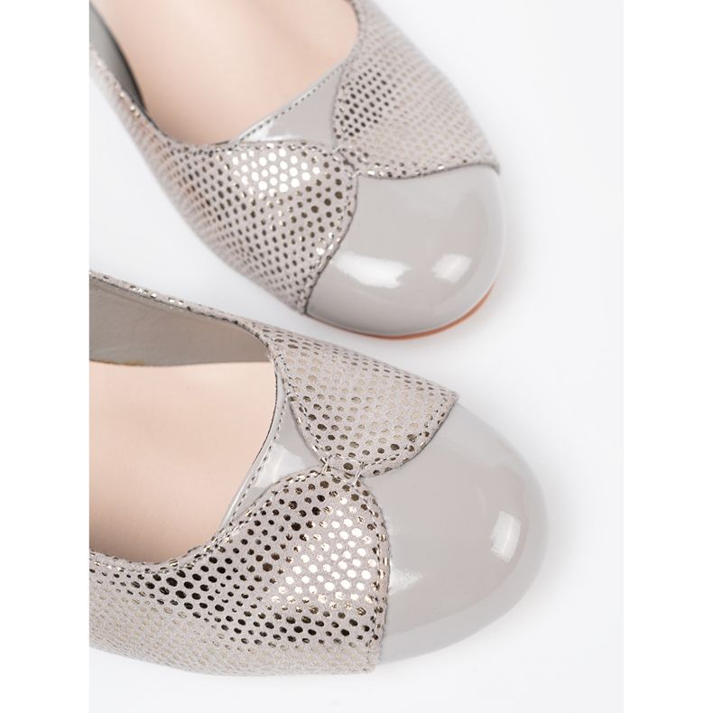 Shelvt Grå pumpar med silverdekoration 1