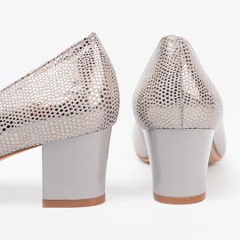 Shelvt Grå pumpar med silverdekoration 2