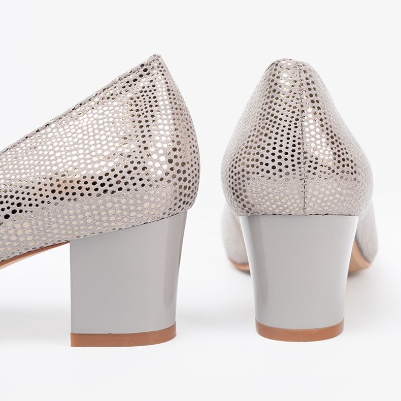 Shelvt Grå pumpar med silverdekoration 2