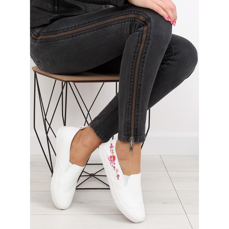 Slipons med delikat vit broderi g1204a Vit 2