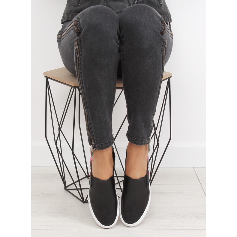 Slipons med delikat svart broderi g1204a Svart 1