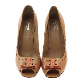 Läderpumpar med Marco 1932 rosett brun orange 4