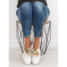 Sneakers spetsade med ett vitt band 1