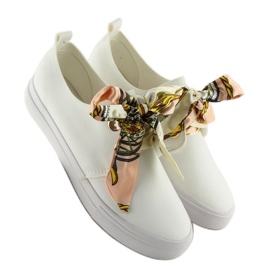 Sneakers spetsade med ett vitt band 2