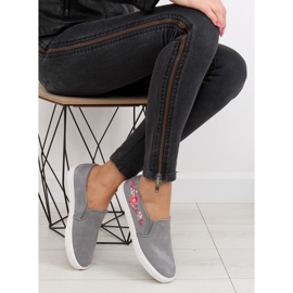 Grå G1205-9 Grå slip-on sneakers med delikat broderi 1