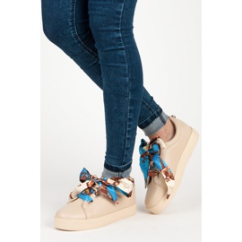 Sneakers bundna med ett VICES-band beige 2