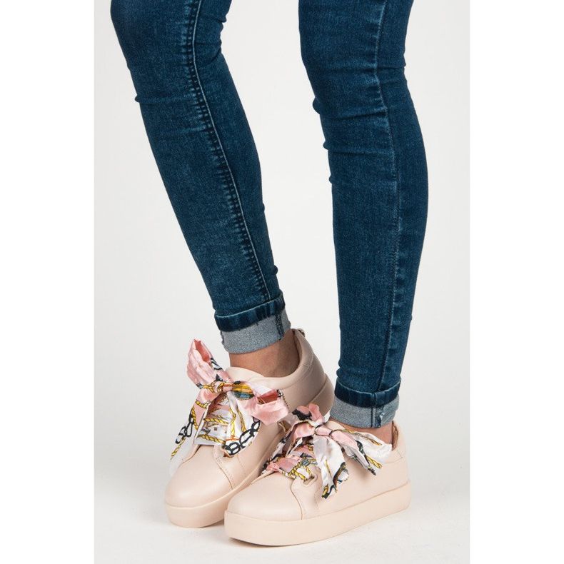 Sneakers bundna med ett VICES-band rosa 1
