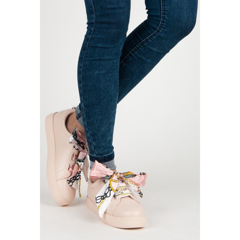 Sneakers bundna med ett VICES-band rosa 2