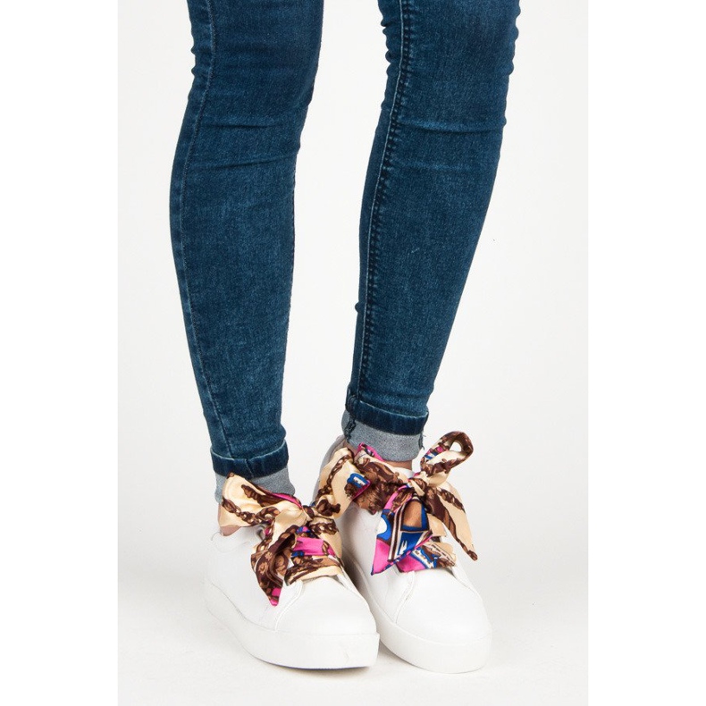 Vices Sneakers bundna med ett band skruvstäd vit 1