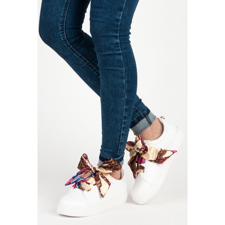 Vices Sneakers bundna med ett band skruvstäd vit 2