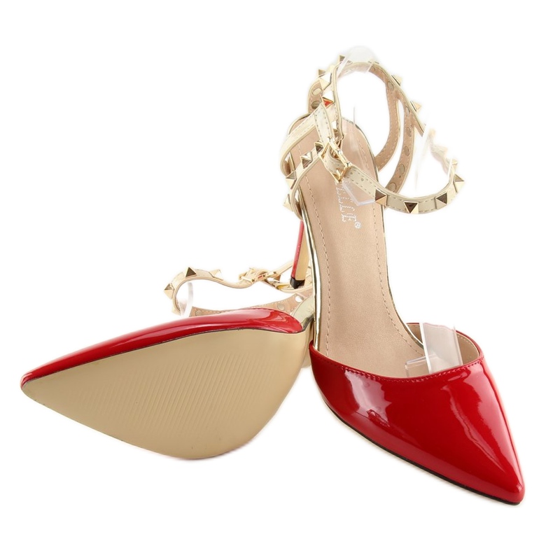 Pumpar på en stift med dubbar röda At 2