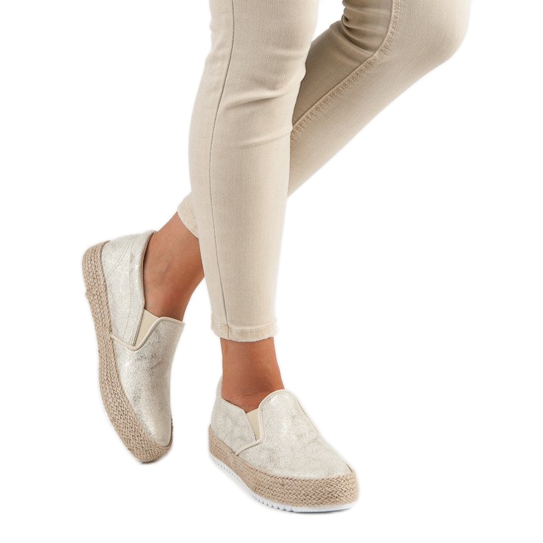 Betler Gyllene Espadriller På Plattformen 1