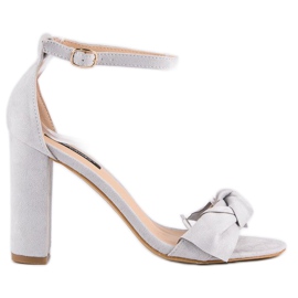 Mockasandaler på en stolpe grå 2