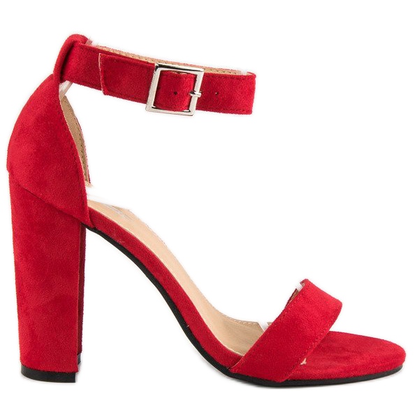 Klassiska sandaler på en bar röd 1