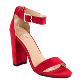 Klassiska sandaler på en bar röd 2