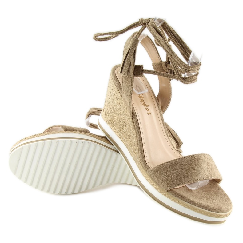 Sandaler på en beige wedge JH630 khaki 1