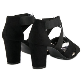 Filippo Mockasandaler på en stolpe svart 1