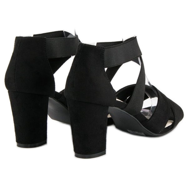 Filippo Mockasandaler på en stolpe svart 1