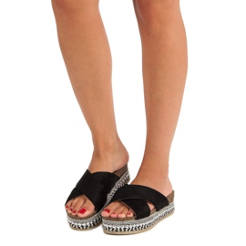 Svarta tofflor på plattformen 1