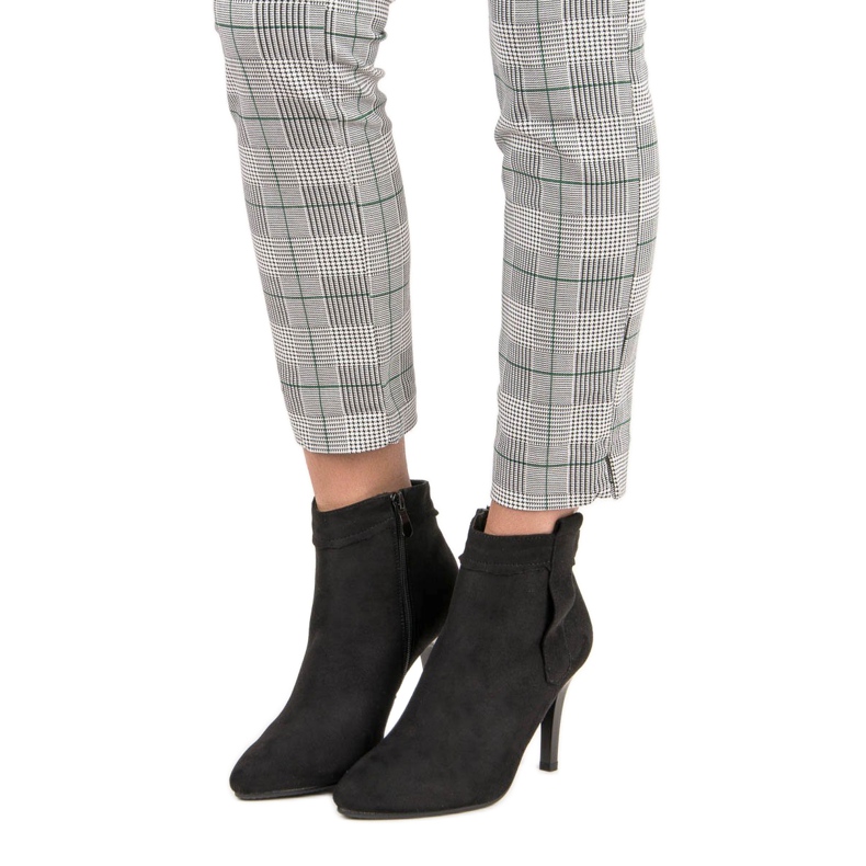 Klassiska högklackade stövlar svart 2