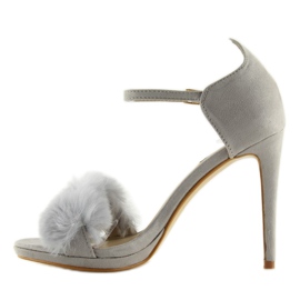 Grå sandaler på en grå L6120 Grå hög klack 2