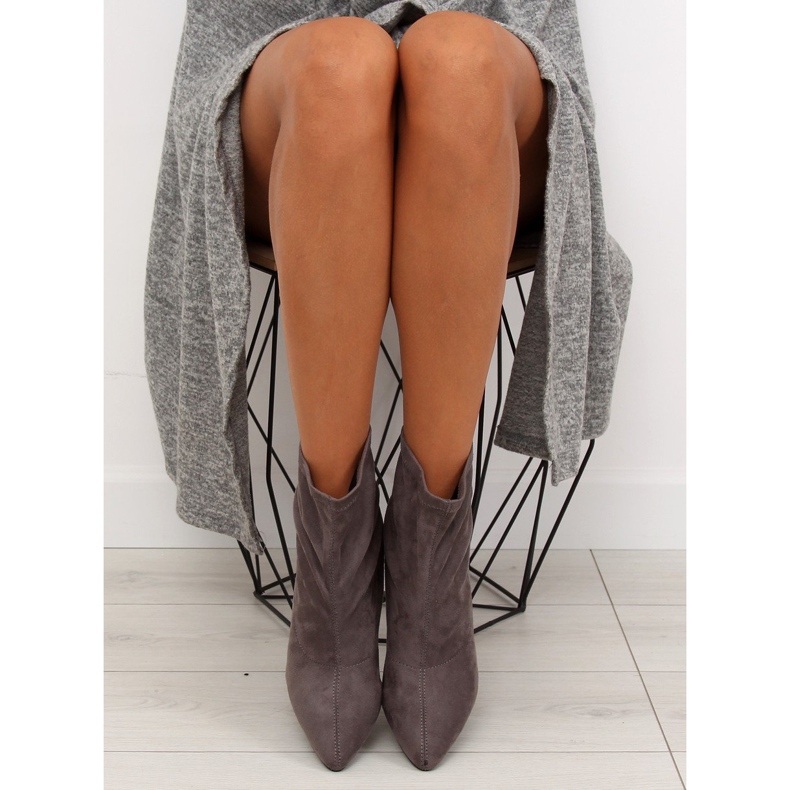 Grå F183 Grå stövlar på klack 1