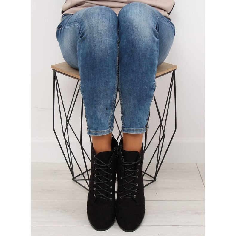 Stövlar på stabil klack svart JA161 1