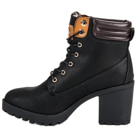 Queentina Svarta väskor på stolpen 1