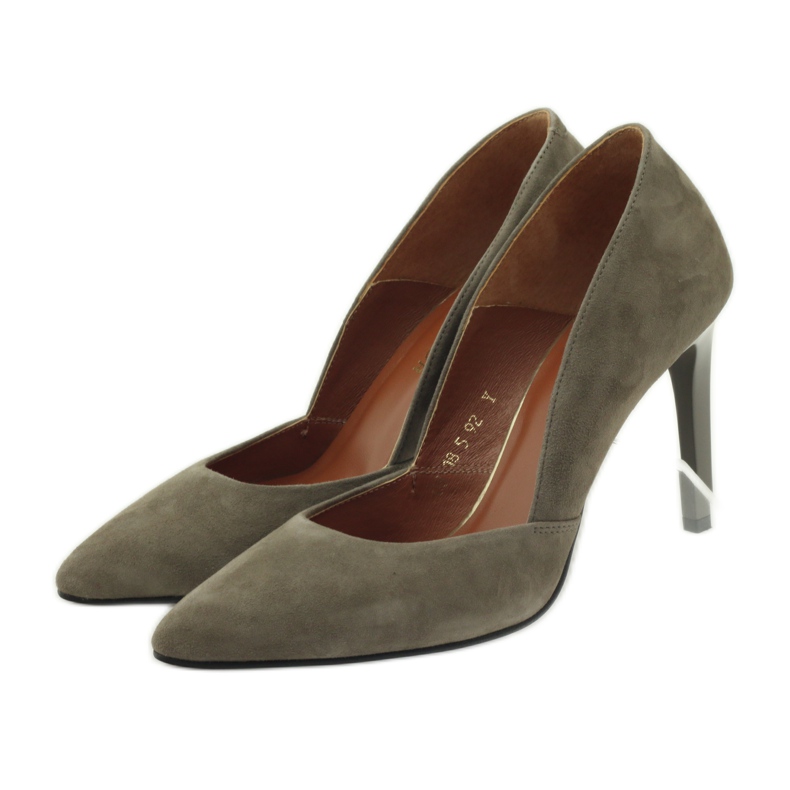 Pumpar på en högklackad Neścior 092 brun 3