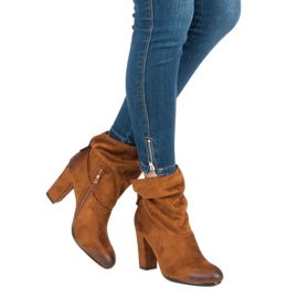 Mocka stövlar på en vinceza stolpe brun 2