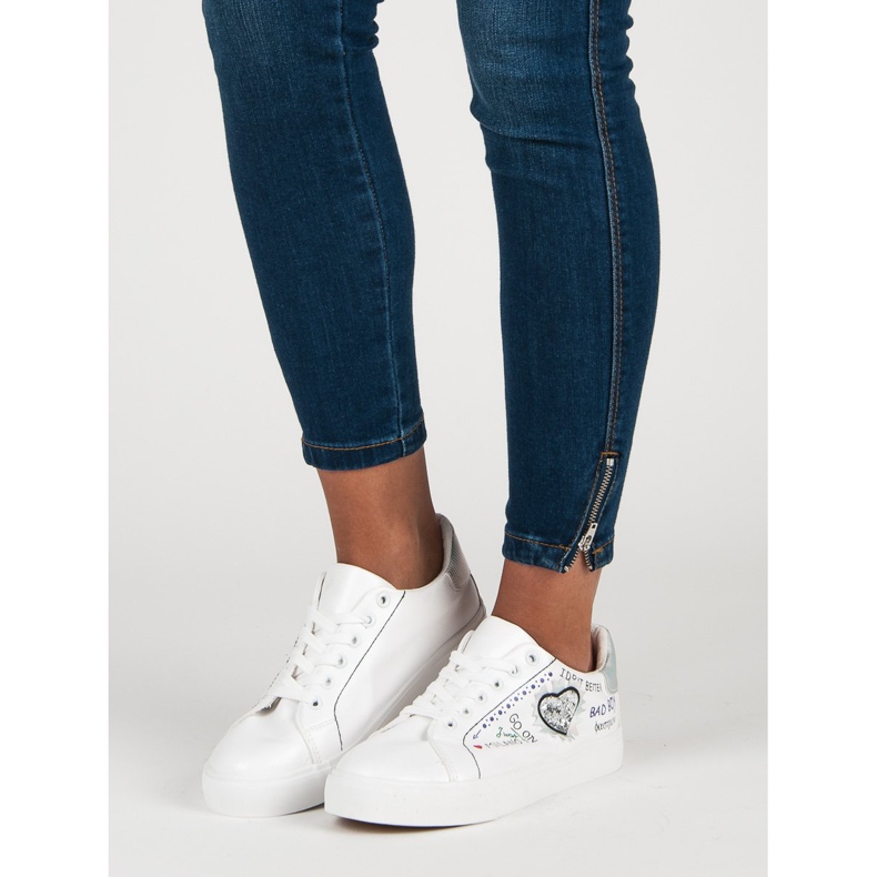 Vita sneakers med tryck grå 1