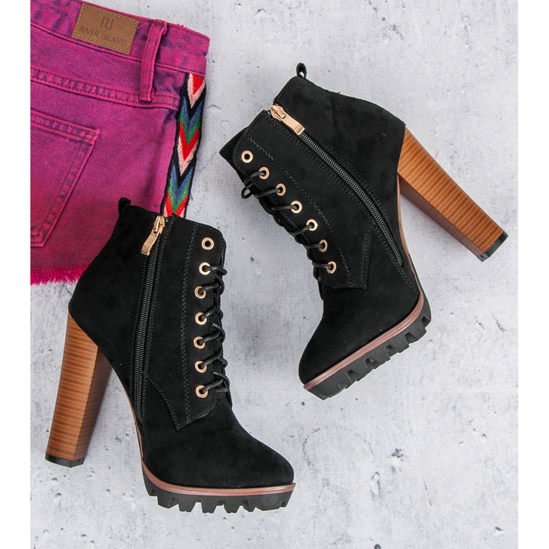 Svart bundna fotbollsskor 1