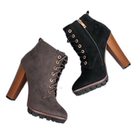 Gråbundna stövlar på stolpen 2