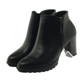 M.Daszyński Stövlar på stolpen svart 1708 4