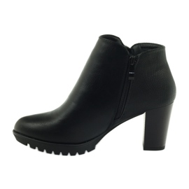 M.Daszyński Stövlar på stolpen svart 1708 2